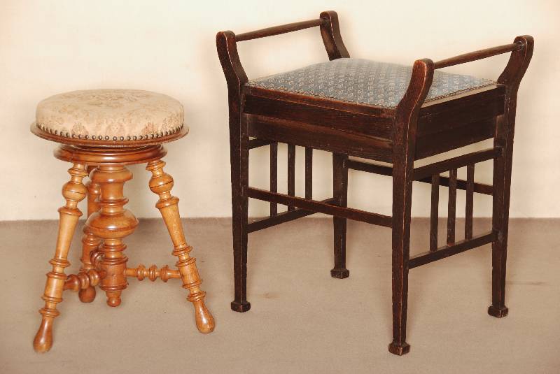 Klavierhocker, deutsch, um 1890, Eiche massiv, auf konischen Beinen, verstrebt, schuhfÖrmig abgesetzt, Polsterung und Bezug sekundÄr, ...
