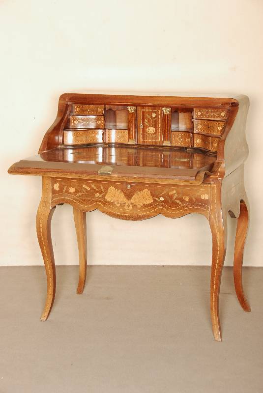 DamensekretÄr, nach niederlÄndischem Vorbild von 1760/70, Rokokostil, Korpus Weichholz/Hartholz, mahagoniÄhnlich strukturierts Furnier, z.T. ...