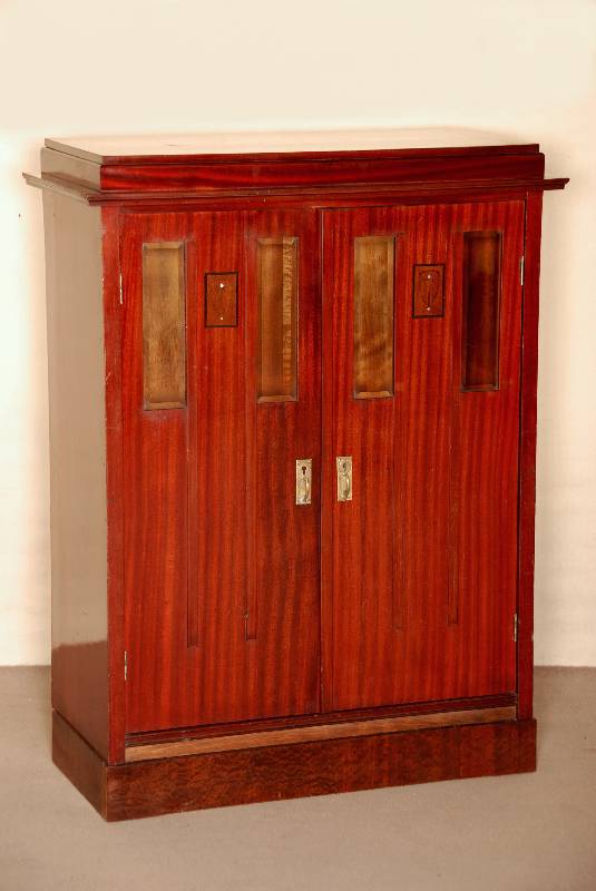 JugendstilschrÄnkchen, deutsch/MÜnchen, um 1902/06, Mahagonifurnier, Front in sich 6 -fach geteilt, vertikale Betonung, sparsame Intarsien mit ...