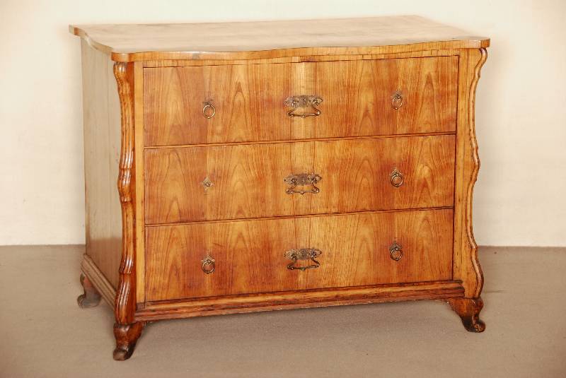 Kommode, mitteldeutsch, um 1840/50, Korpus Weichholz, RÜsterwurzelfurnier gespiegelt verlegt, sehr schÖnes Gesamtbild, Ecken abgeflacht, ...