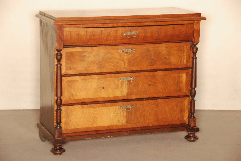 4-schÜbige Kommode, deutsch, um 1880/90, Korpus Weichholz, Wurzelnuß- und Kirschbaumfurnier, z.T. gespiegelt verlegt, freistehende SÄulen ...