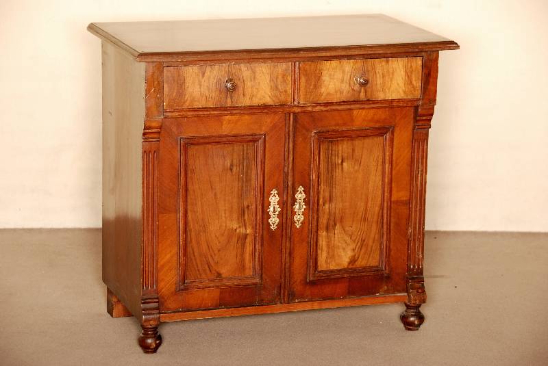 Halbschrank, deutsch, um 1880/90, GrÜnderzeit, Korpus Weichholz, Front auf Rahmen gearbeitet, Wurzelnußfurnier gespiegelt verlegt, Deckplatte ...