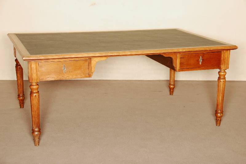 Partnerschreibtisch, wohl norddeutsch, um 1860/70, Nußbaum massiv, 1 Schublade mit Resten alten Wurmbefalls, grÜne Ledereinlage sekundÄr, ...