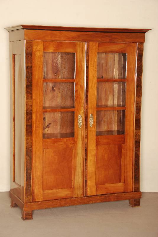 Biedermeier-BÜcherschrank, um 1820, Kirsche massiv, 2-tÜrig, Lisenen Nußbaum-Wurzelholz furniert, vorkrakendes Gesims am leicht vorgesetztem ...
