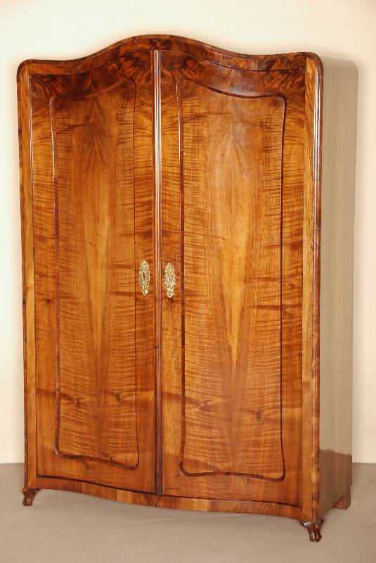 Biedermeier-Schrank, Österreich/Wien, um 1820 , Nußbaum-Wurzelholz, 2-tÜrig, gebauchter Korpus, Kopfteil passig, geschweifte obere TÜrrahmen ...