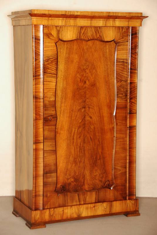 Biedermeierschrank, sÜddeutsch, um 1830, Nußbaum furniert, abgesetztes Gesims, Lisenen, hohlkehlenfÖrmig querfurnier, in sehr schÖner ...