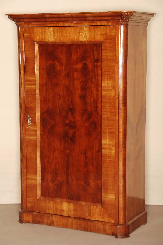 Biedermeierschrank, Österreich/Wien, um 1820 , 1-tÜrig, Korpus Kirsche furniert, Frontecken zeittypisch mit AkanthusblÄttern, abgetrepptes ...