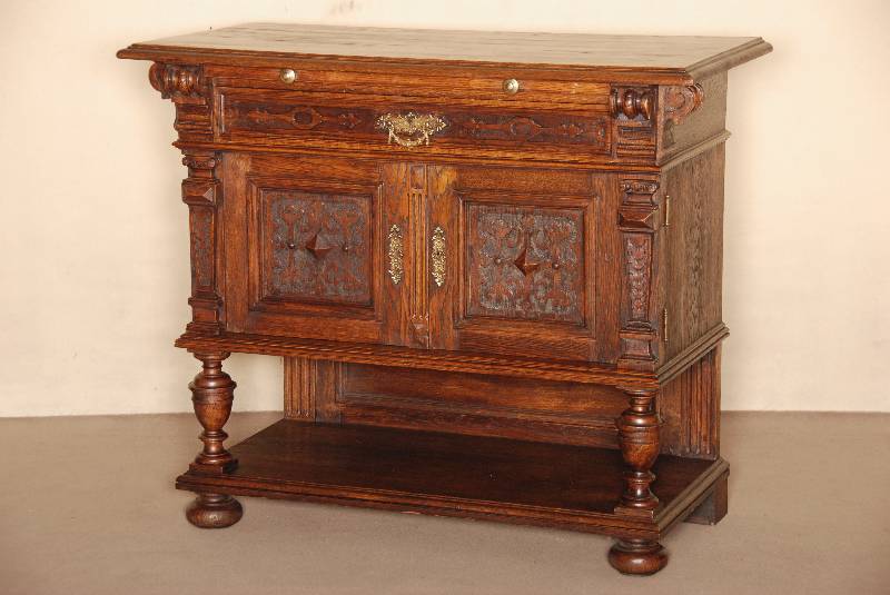 Anrichte, deutsch, um 1880, Korpus Weichholz , Eiche massiv, z.T. furniert, auf gedrÜckten KugelfÜßen, Lisenen mit vorgesetzten gedrechselten ...