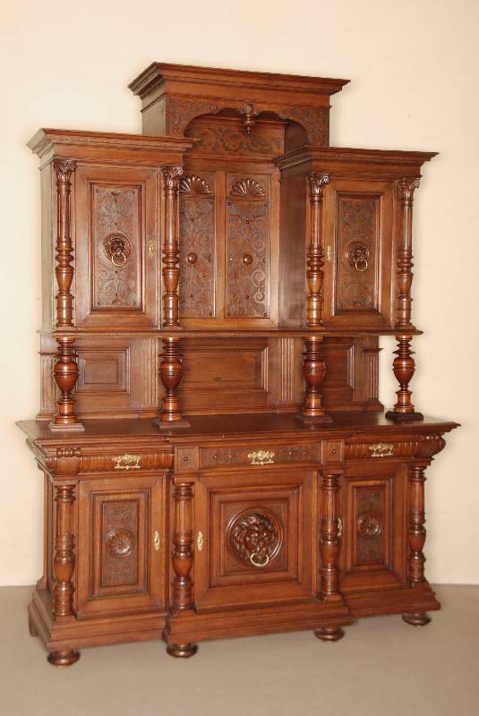 Großes Aufsatzbuffet, deutsch, um 1880, GrÜnderzeit, Korpus Weichholz/Eiche, z.T. massiv, auf KugelfÜßen, schwere Fußleiste, TÜrfÜllungen ...
