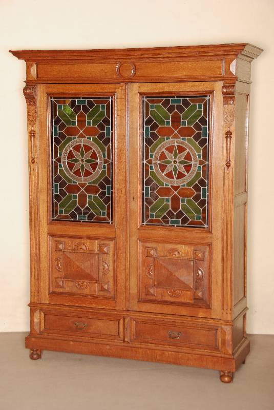 Schrank, Belgien, um 1880, Eiche massiv, Lisenen gerillt, auf KugelfÜßen, 2-schÜbig, TÜren im Unterteil mit prismenfÖrmigen FÜllungen, oben ...
