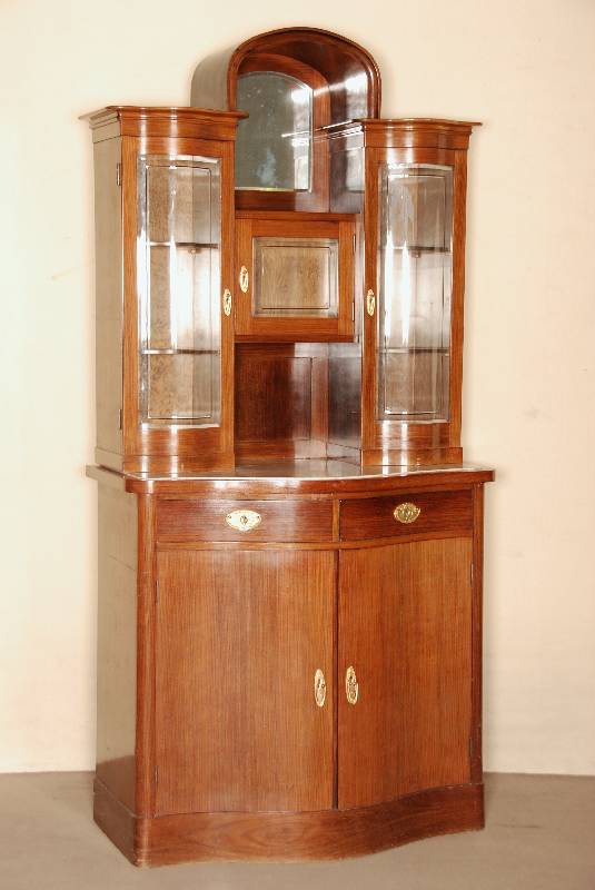 Aufsatzbuffet, Wiener Design, um 1920, Korpus Weichholz, Nußbaum furniert, gerader nach vorne gebauchter Korpus, 2-tÜriges Unterteil mit ...