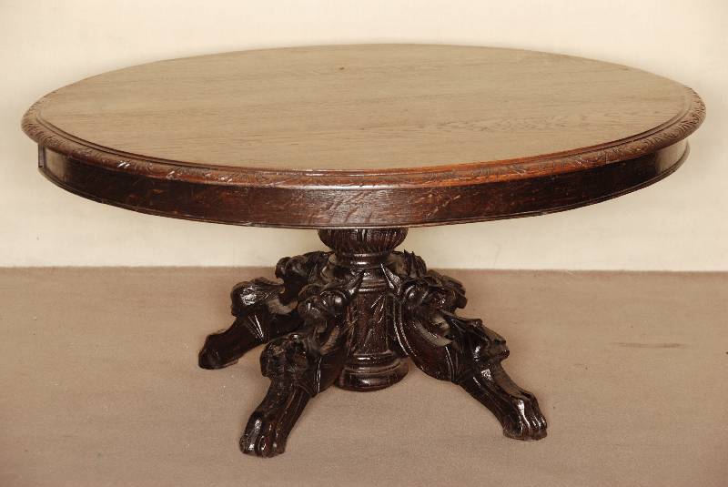 Couchtisch, Frankreich, um 1860/70, Eiche massiv, ovale Arbeitsplatte mit geschuppter Umrandung, SÄulenfuß 4-fach ausladend, diese mit 4 ...