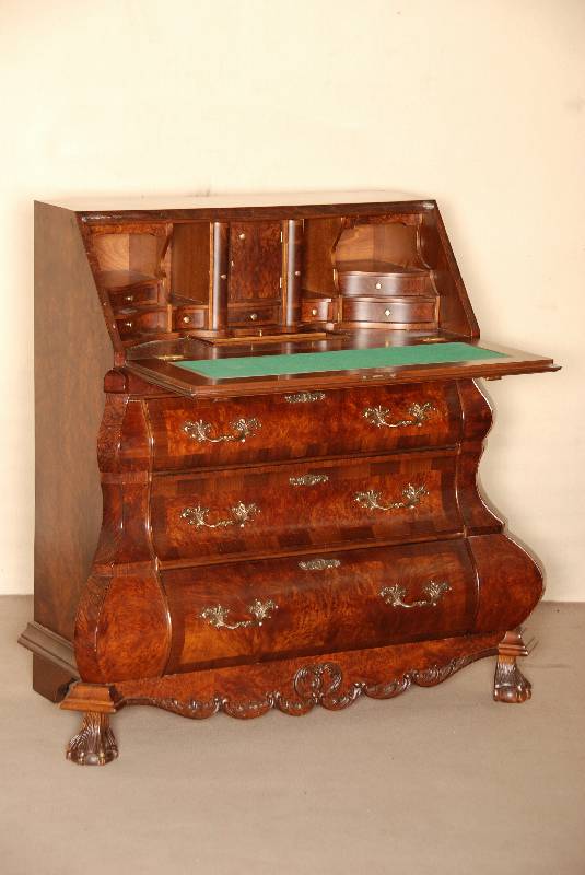 BarockstilsekretÄr, Holland, um 1920, Korpus Weichholz/Hartholz, Wurzelnußfurnier, z.T. gespiegelt, schÖnes Furnierbild, Kanten abgeflacht, ...