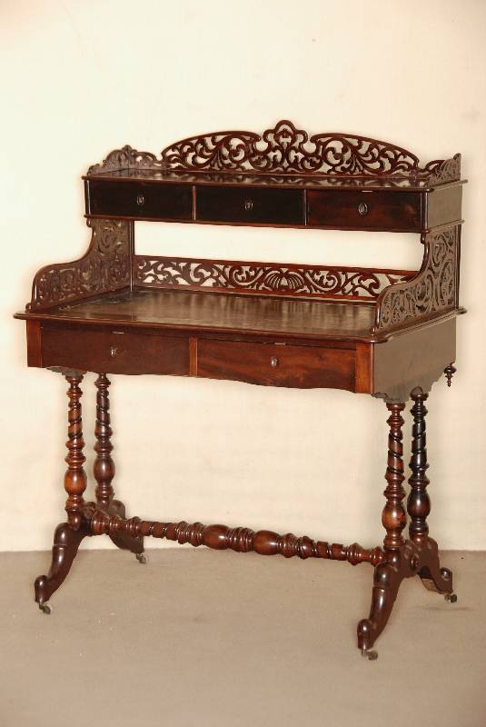 Damenschreibtisch, deutsch/wohl Berlin, um 1860, SpÄtbiedermeier, Korpus Weichholz, Mahagoni z.T. massiv, Mahagonifurnier, reich gedrechselte ...