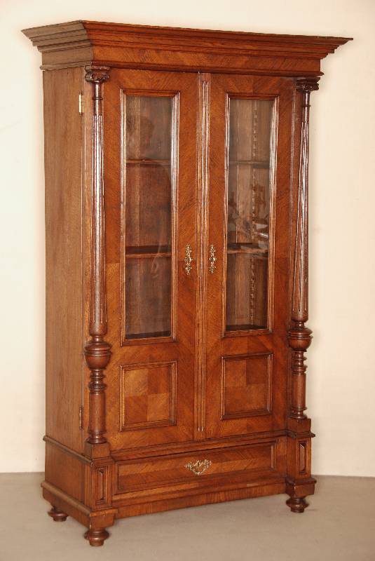 Schrank, deutsch, um 1880, GrÜnderzeit, Korpus Eiche massiv, auf KugelfÜßen, 2-tÜrig, FÜllungen mit Leistenverzierung, 3/4-verglast, Lisenen ...