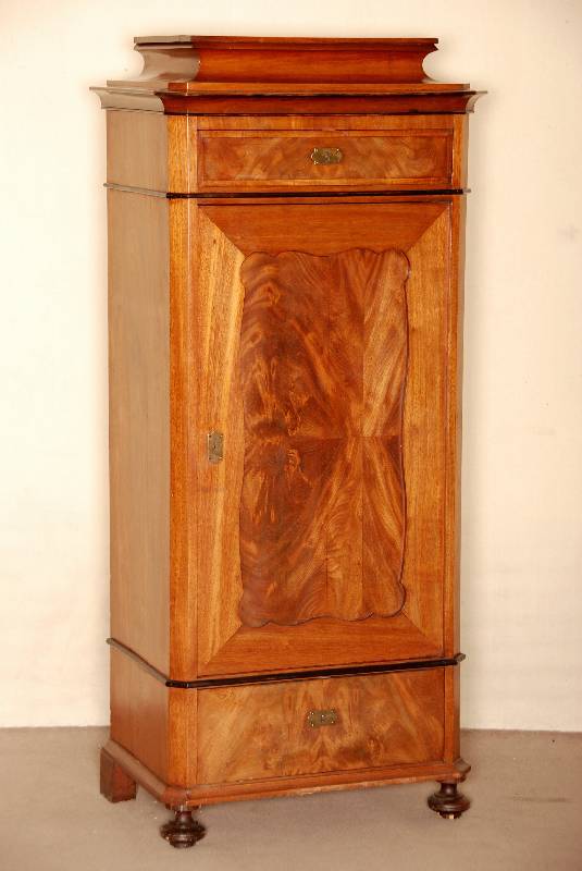 Schrank, norddeutsch, um 1850/60, SpÄtbiedermeier, Korpus Weichholz, Mahagoni furniert, auf gedrÜckten KugelfÜßen, unten und oben jeweils eine ...