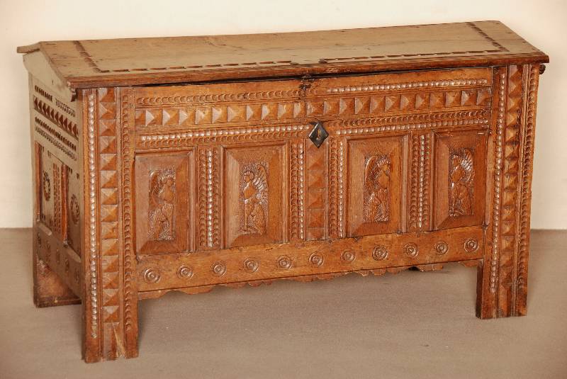 Truhe, deutsch, um 1780, Eiche massiv, auf StollenfÜßen, Front 4-fach kassettiert, geschnitzt, mit figÜrlichen Darstellungen, umlaufend ...