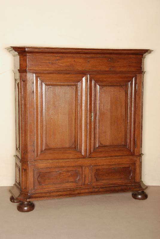Schrank, norddeutsch, um 1780, Eiche massiv, RÜckwand Weichholz, auf gedrÜckten KugelfÜßen, schwere Fußleiste, unten 2 Blendschubladen, ...