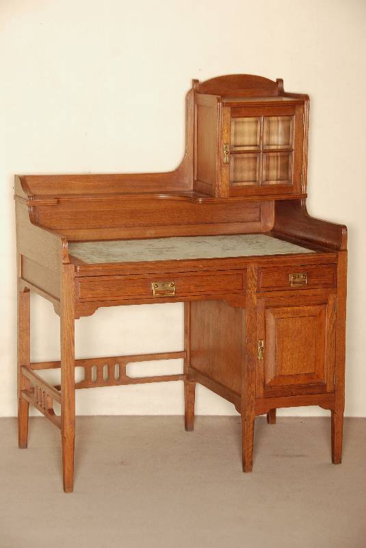 Damenschreibtisch, deutsch, um 1910, Jugendstil, wohl MÜnchner Schule, Eiche massiv , auf eckigen Beinen, leicht verjÜngt, verstrebt, ...