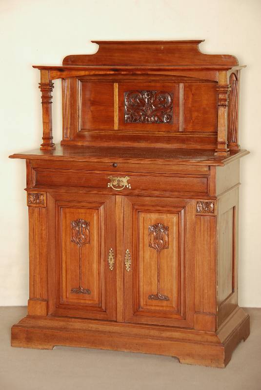 Anrichte mit Aufsatz, deutsch, um 1890, Jugendstil, Korpus Weichholz/Eiche, Nußbaum furniert, auf schwerem Sockel, Lisenen gerillt , ...