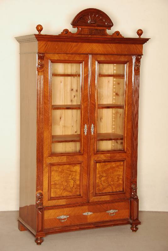 Schrank, deutsch, um 1880, Korpus Weichholz, Nußbaum furniert, auf KugelfÜßen, TÜrfÜllungen 3/4 verglast, mit Leistenverzierung, Lisenen ...