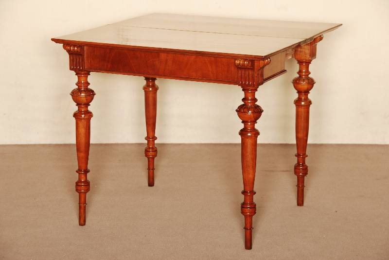 Spieltisch, deutsch, um 1880, GrÜnderzeit, Korpus Weichholz, Nußbaum furniert, gedrechselte Beine, Platte aufklappbar, MÖbel restauriert und ...