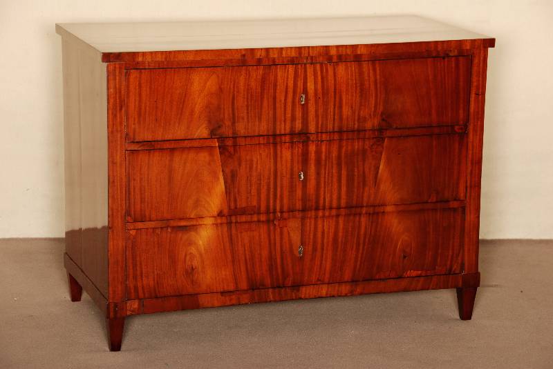 Kommode, deutsch, um 1810, Biedermeier, Korpus Weichholz, Mahagoni furniert, auf Spitzbeinen, 3-schÜbig mit durchlaufendem Furnierbild, ...