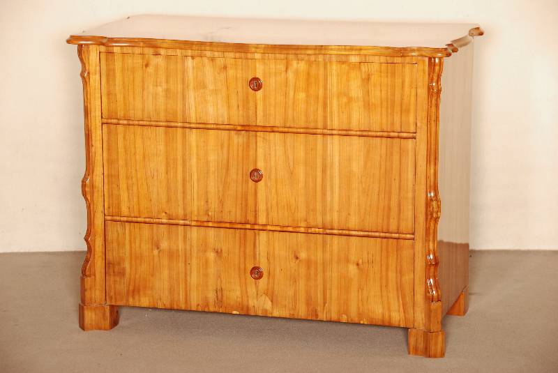 Kommode, deutsch, um 1860, Louis-Philippe, Korpus Weichholz, Kirschbaum furniert, abgeschrÄgte Ecken, 3-schÜbig, schÖnes Furnierbild, ...
