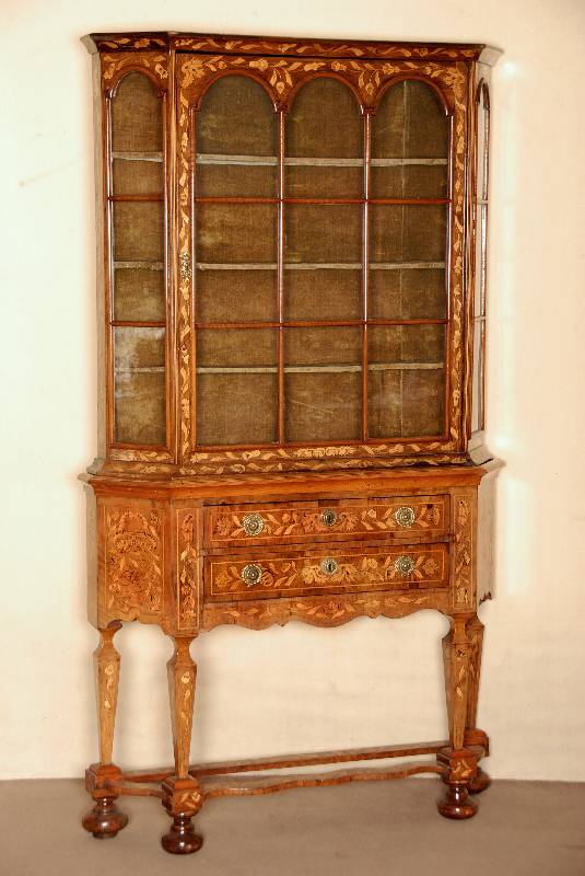 Aufsatzvitrine, Holland, um 1780/1820, ursprÜnglich tiefer und wohl etwas hÖher, Unterteil 2-schÜbig, 4 Beine durch Gestell unten verbunden, ...