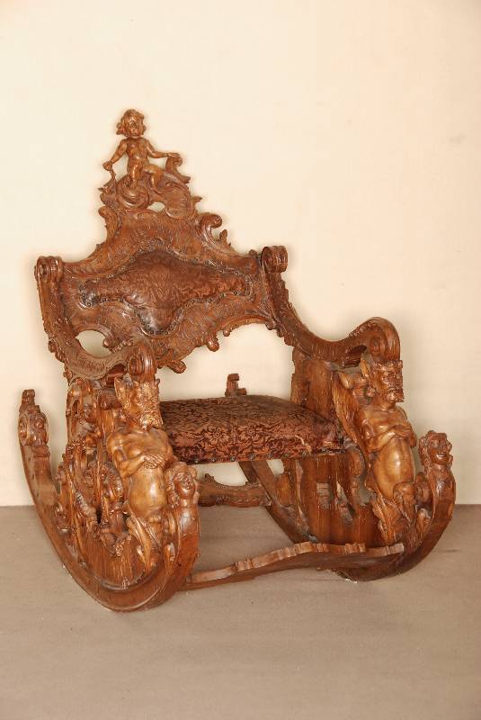 aufwendiger Schaukelstuhl, um 1870, nach dem Vorbild von Schlitten um 1730/40, Nußbaum massiv, aufwendige Holzbildhauerarbeit von z.T. ...