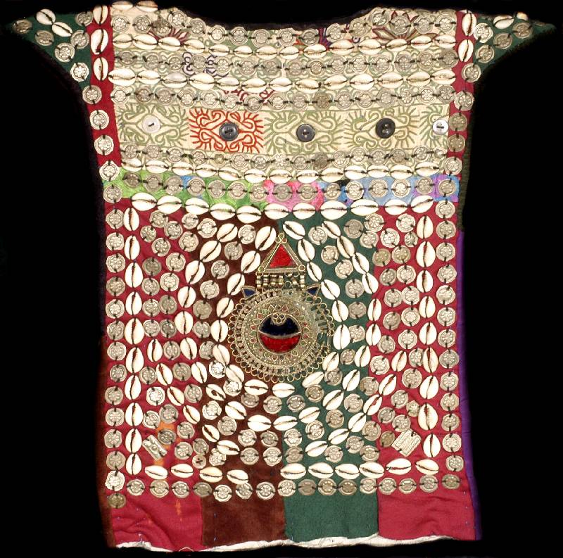 Kinder Zeremonial und Festtagskleid antik, Turkmenistan, ende 19.Jahrhundert, Patchwork G rundgewebe, Besatz mit MetallknÖpfen, Kaurimus cheln und ...