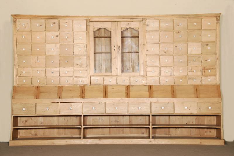 großer Apothekerschrank, deutsch/Berlin, um 1880, Weichholz, Kiefer und Zierbelkiefer massiv, PorzellanknÖpfe, original Verglasung, 64 kleine ...