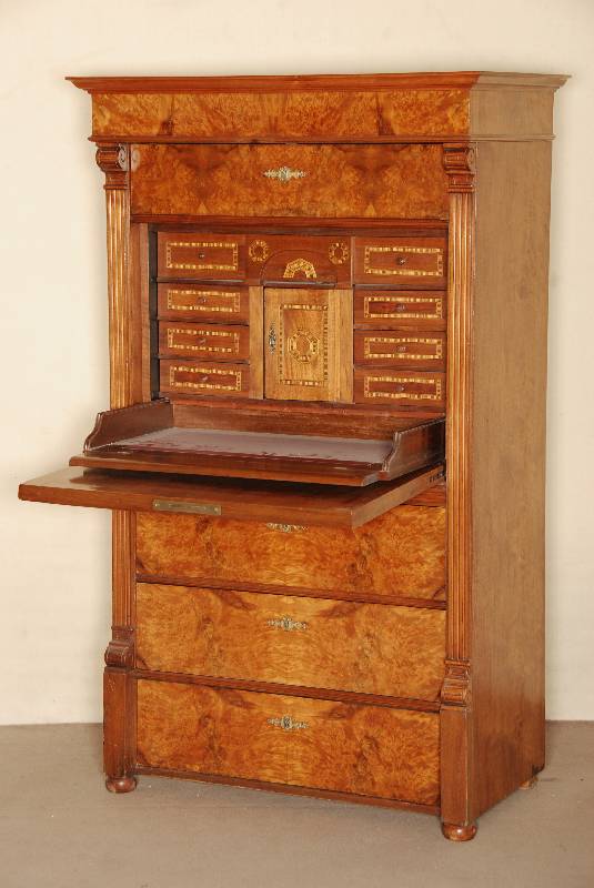 SchranksekretÄr, deutsch, um 1890, spÄte GrÜnderzeit, Korpus Weichholz/Hartholz, Wurzelnußfurnier z.T. gespiegelt verlegt, sehr lebhaft, im ...