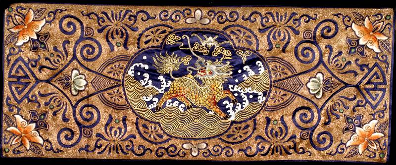Sehr feine alte Chinesische Brokatstickerei, China, um 1940, Seide mit MetallfÄden bestic kt, ca. 100 x 40 cm, Erhaltung: 1-2 (erstklass iger ...