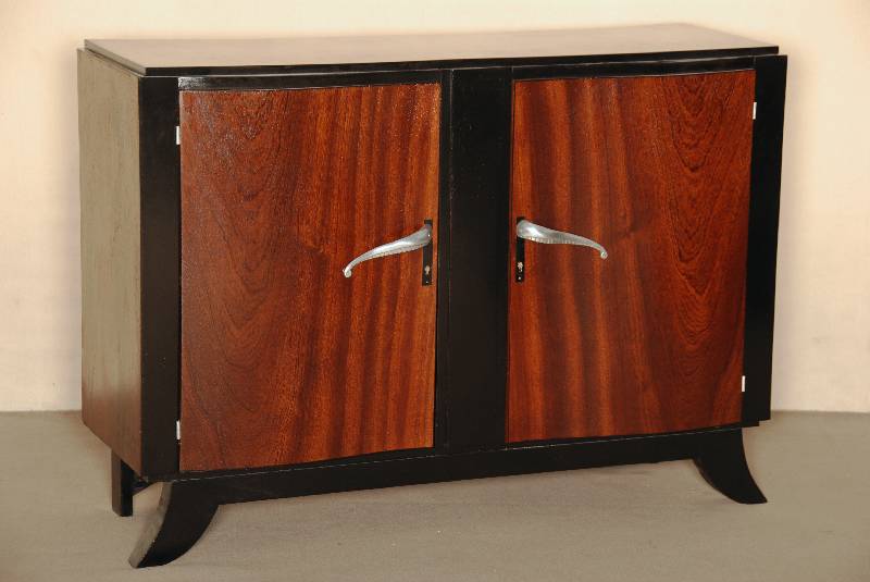ArtDeco-Sideboard, Frankreich, um 1930, in exotischem Tropenholz furniert, zum Teil schwarz abgesetzt, elegant geschwungener Korpus, aufwendig ...