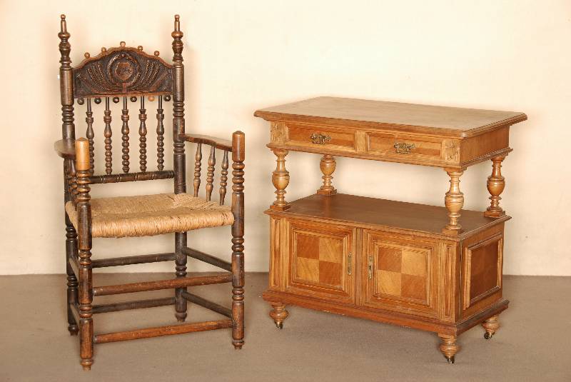 aufwendiger Serviertisch, deutsch/wohl Berlin, um 1880, Korpus Weichholz, Wurzelnußfurnier gespiegelt verlegt, 2-schÜbig, komplett auf Rahmen ...