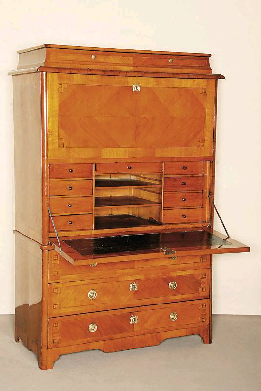 Prunkschranksekretär, Schweiz, um 1780/1810, Korpus Weichholz, 2-teilig, Unterteil 3 -schübig, Kirschbaumfurnier, doppelt bzw. 4 -fach gespiegelt, ...