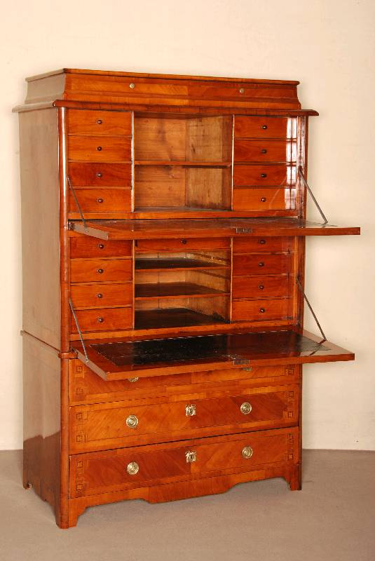 Detail a: Prunkschranksekretär, Schweiz, um 1780/1810, Korpus Weichholz, 2-teilig, Unterteil 3 -schübig, Kirschbaumfurnier, doppelt bzw. 4 -fach gespiegelt, ...