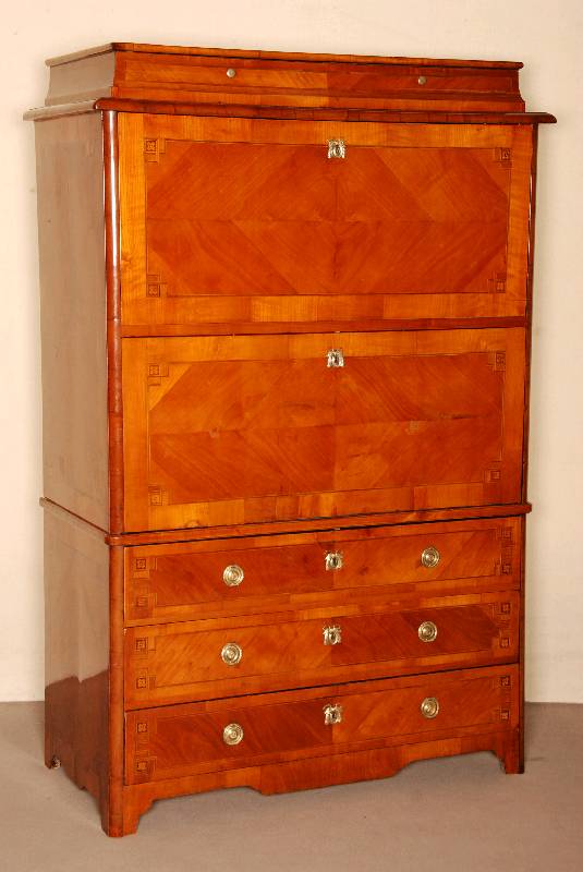 Detail b: Prunkschranksekretär, Schweiz, um 1780/1810, Korpus Weichholz, 2-teilig, Unterteil 3 -schübig, Kirschbaumfurnier, doppelt bzw. 4 -fach gespiegelt, ...
