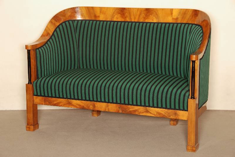 Biedermeierstilsofa, nach berliner Vorbild von 1820, Korpus Weichholz, Nußbaumwurzelfurnier gespiegelt verlegt, sogenannte Stollenbeine, ...