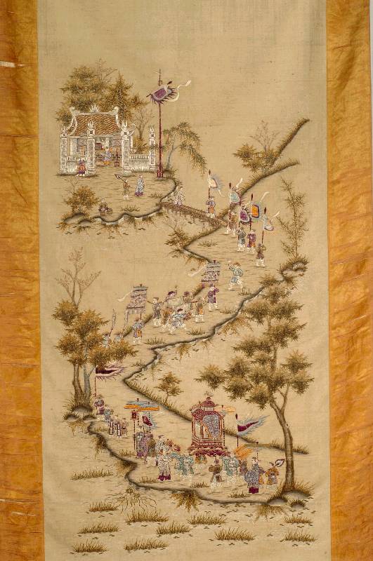 Seidenstickerei China antik, China, um 1890, reine Naturseide, ca. 210 x 90 cm, SchÄtzwert: 1800.- EURO, EHZ: 3