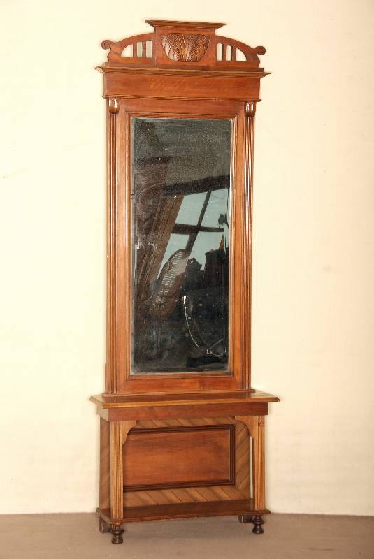 Spiegel mit Konsole, deutsch, um 1895/1900, klassizistisch bzw. eklektizistisch, Korpus Weichholz, Nußbaumfurnier, z.T. gespiegelt verlegt, ...