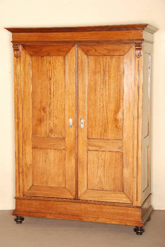 Schrank, deutsch, um 1910, auf Rahmen gearbeitet, z.T. RÜster massiv, RÜster- und RÜsterwurzelfurnier, z.T. gespiegelt verlegt, schÖnes ...