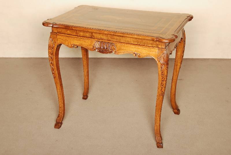 Zier- bzw. Beistelltischchen, westdeutsch/Richtung Westpfalz/Trier, um 1750/60, Nußbaum massiv, sogeannte GeisbockfÜße, geschwungen, ...