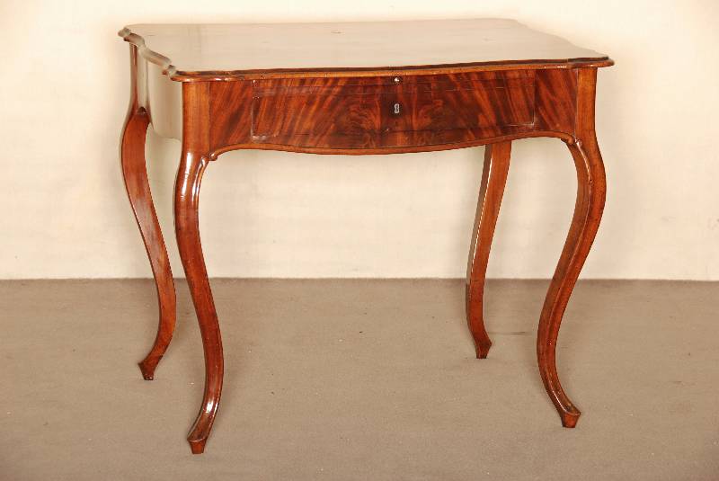 Damenschreibtisch, sÜddeutsch, um 1835/45, Korpus Weichholz, Mahagonifurnier gespiegelt verlegt, Korpus und Beine geschwungen, leicht gerieft, ...