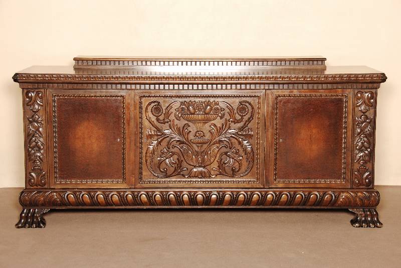 Sideboard, deutsch, um 1925/30, Korpus Weichholz, im florentinischen Renaissancestil, reiche Schnitzarbeit, z.T. Nußbaum massiv, Mittelteil mit ...