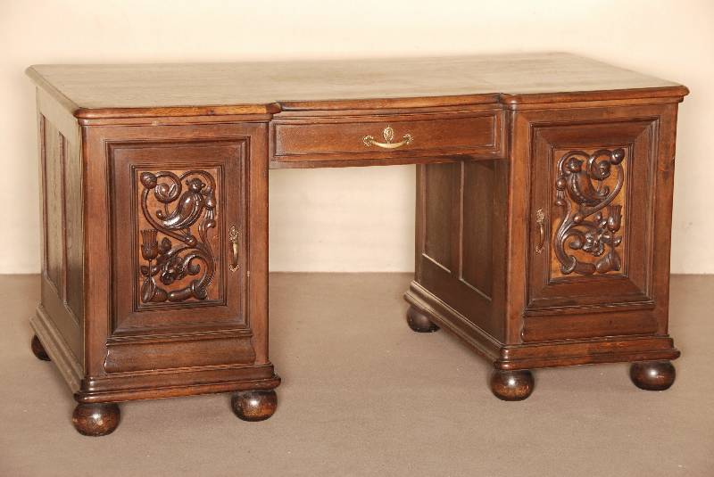 Schreibtisch, deutsch, um 1908/12, komplett auf Rahmen gearbeitet, Korpus Weichholz/Hartholz, z.T. Eichefurnier gespiegelt verlegt, TÜren mit ...