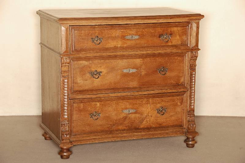 Herrenkommode, deutsch, um 1880, GrÜnderzeit , Eiche massiv, auf KugelfÜßen, Lisenen geschuppt, auslaufend in Voluten, 3 große Schubladen mit ...