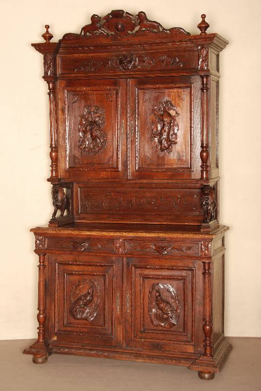 Aufsatzschrank, Frankreich, um 1870, Eiche massiv, auf KugelfÜßen, Lisenen mit vorgesetzten gedrechselten VollsÄulen, kanneliert, ...