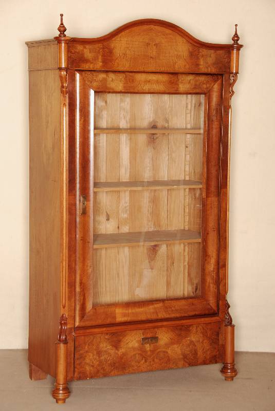 Glasschrank, deutsch, um 1870, GrÜnderzeit, Korpus Weichholz, Nußbaum- bzw. Wurzelnußfurnier, z.T. gespiegelt, Kopf geschwungen, Seiten mit ...
